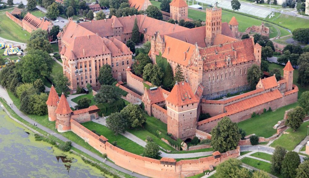 Vista aérea del castillo teutónico en Malbork. Vista aérea del castillo teutónico en Malbork.