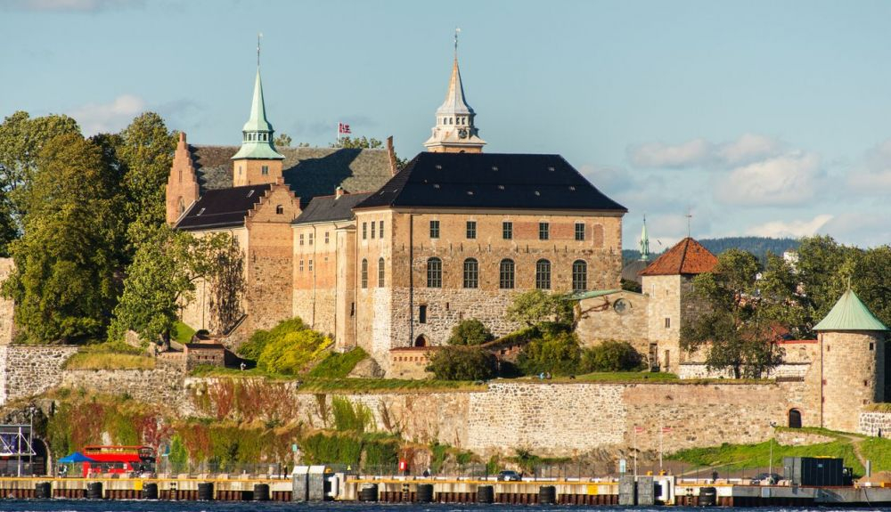 Fiordo de Oslo, vista al puerto y fortaleza de Akershus. Fiordo de Oslo, vista al puerto y fortaleza de Akershus.