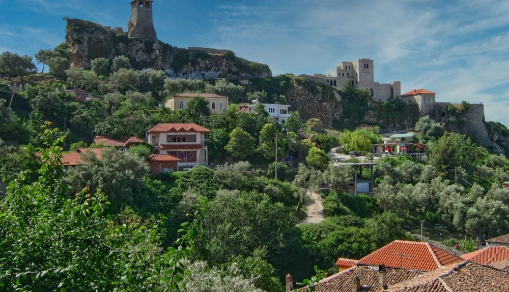 Vista del castillo de Kruje, encaramado en lo alto con vistas a la ciudad de Kruje, en Albania. Vista del castillo de Kruje, encaramado en lo alto con vistas a la ciudad de Kruje, en Albania.