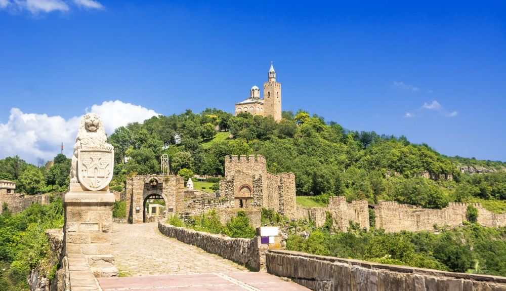 Carretera de entrada de la fortaleza de Tsarevets en Veliko Tarnovo, en Bulgaria. Carretera de entrada de la fortaleza de Tsarevets en Veliko Tarnovo, en Bulgaria.