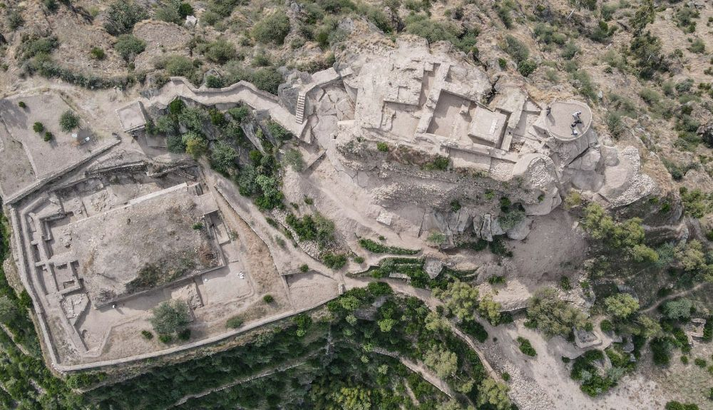Gran parte del trabajo de los arqueólogos ha consistido en excavar la antigua fortaleza y otro templo en la acrópolis en las afueras de Barikot.