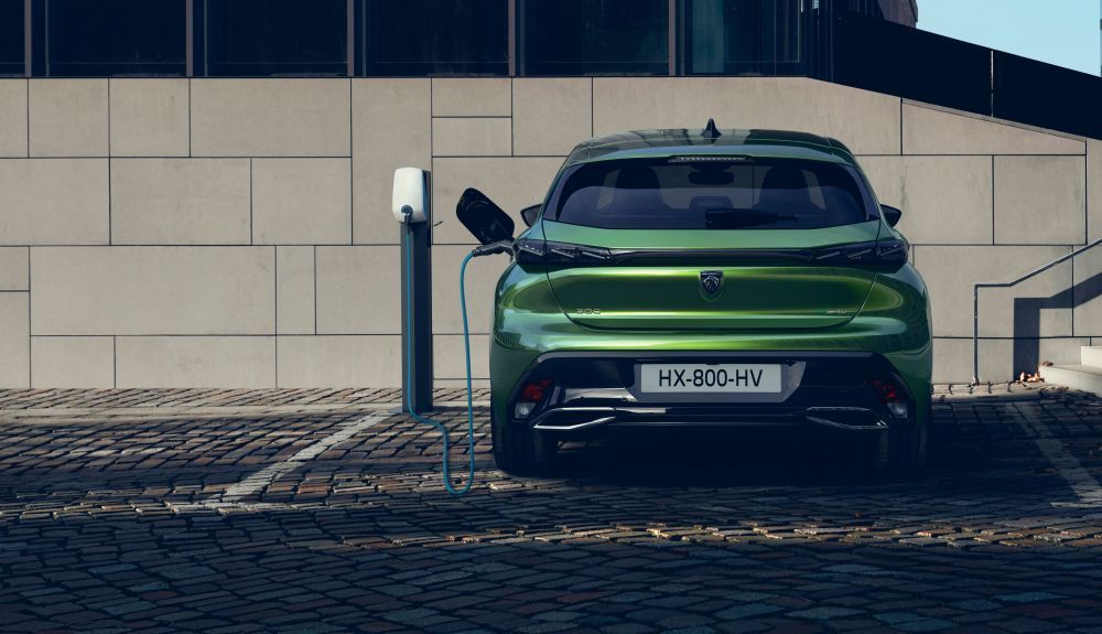 El Peugeot 308 tiene dos versiones híbridas enchufables y muy pronto contará con una cien por cien eléctrica. El Peugeot 308 tiene dos versiones híbridas enchufables y muy pronto contará con una cien por cien eléctrica.