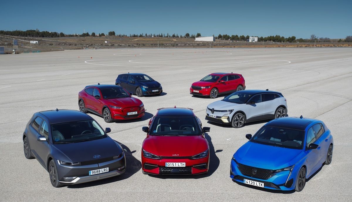 Virtudes y defectos de la vida a bordo de los nuevos eléctricos, Mégane, Mach E, EV6, Enyaq, Born...