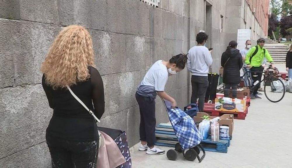 Vecinos de Madrid, recogiendo alimentos durante la pandemia.