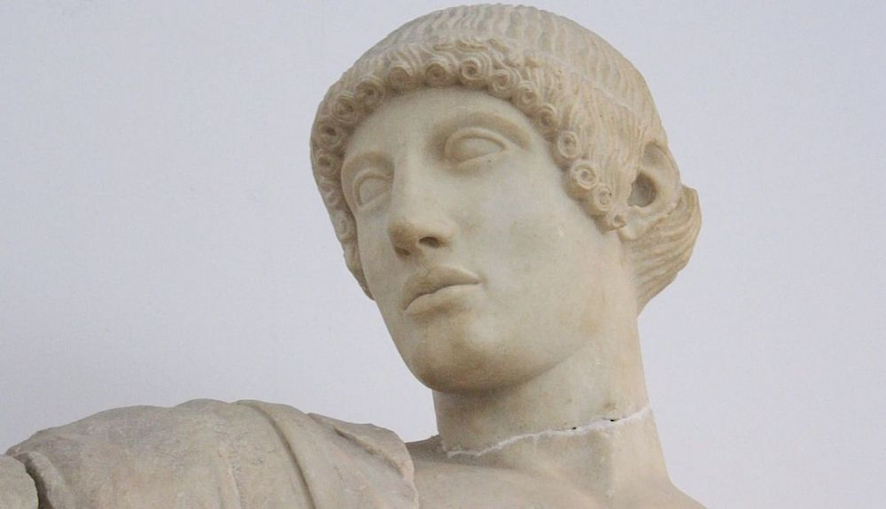 Rostro de una estatua de Apolo, el dios mecenas de las artes y tan brillante y poderoso como el mismo Sol. Rostro de una estatua de Apolo, el dios mecenas de las artes y tan brillante y poderoso como el mismo Sol.