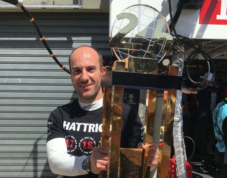 Roberto Gómez con el trofeo de Le Mans en 2017
