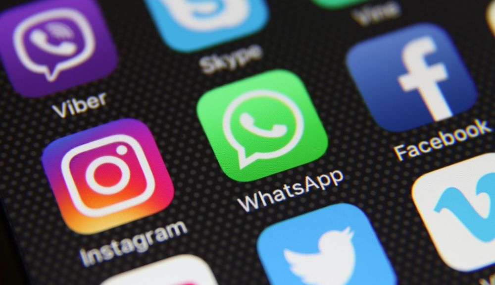 Se estima que, actualmente, se envían más de 100.000 millones de mensajes al día a través de Whatsapp. Se estima que, actualmente, se envían más de 100.000 millones de mensajes al día a través de Whatsapp.