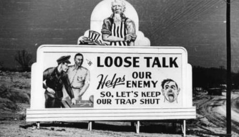 Una valla publicitaria en el área de Oak Ridge, en 1944, implora a los residentes que guarden silencio.