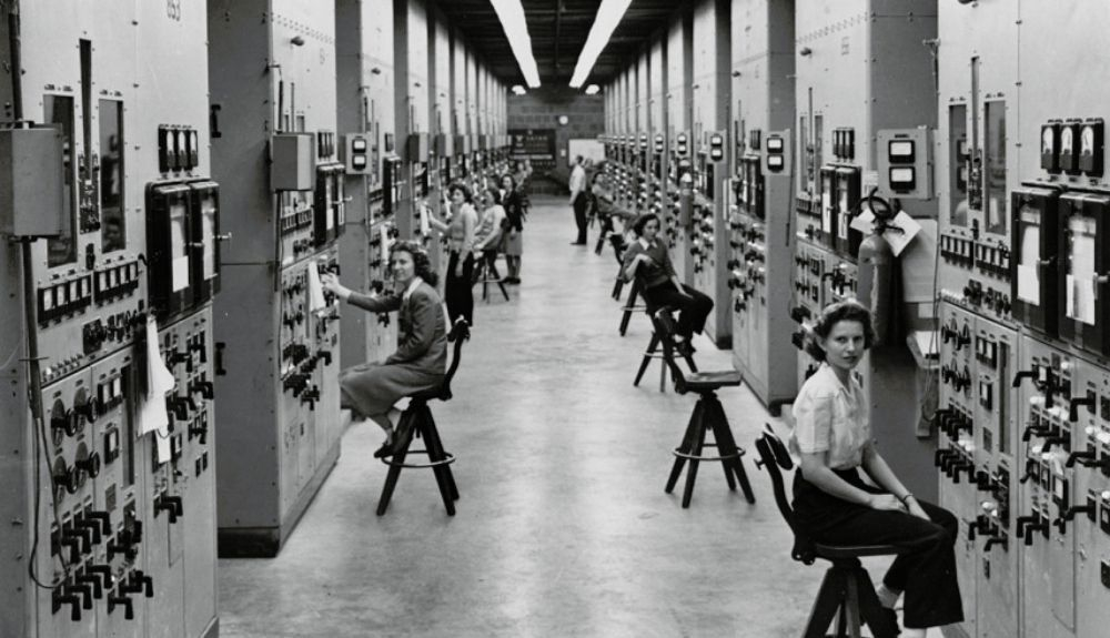 Mujeres trabajando en las instalaciones de Oak Ridge.