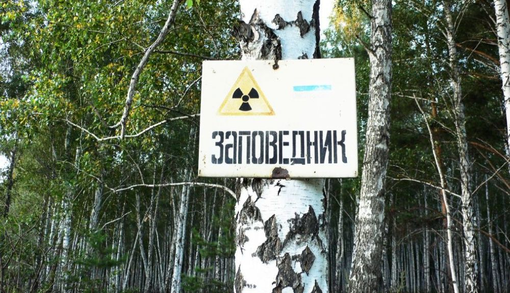 Señal de advertencia colocada en el borde del tracto radiactivo de los Urales Orientales
