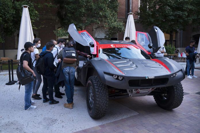 El vehículo que participó en el Dakar en Aula.