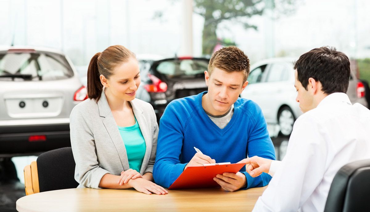 Analizamos las claves de la nueva Ley de Garantías en España a través de los expertos de Motoreto. Foto: iStock.