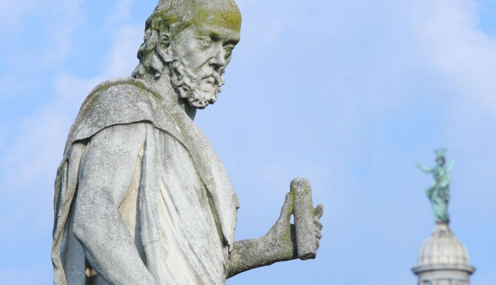 Estatua de Galileo Galilei en la plaza Prato della Valle, que es la plaza más grande de Italia y una de las más grandes de Europa. Estatua de Galileo Galilei en la plaza Prato della Valle, que es la plaza más grande de Italia y una de las más grandes de Europa.