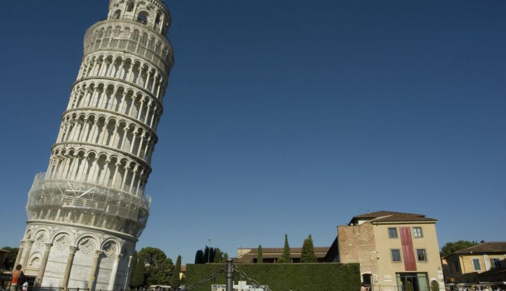 Galileo desacreditó a Aristóteles, al dejar caer bolas desde la Torre Inclinada de Pisa. Galileo desacreditó a Aristóteles, al dejar caer bolas desde la Torre Inclinada de Pisa.