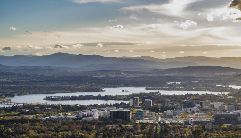 Canberra es la primera ciudad fuera de Europa que funciona con energía 100% renovable. Canberra es la primera ciudad fuera de Europa que funciona con energía 100% renovable.