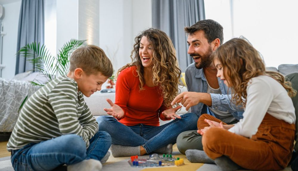 Padres, jugando con sus hijos. Padres, jugando con sus hijos.