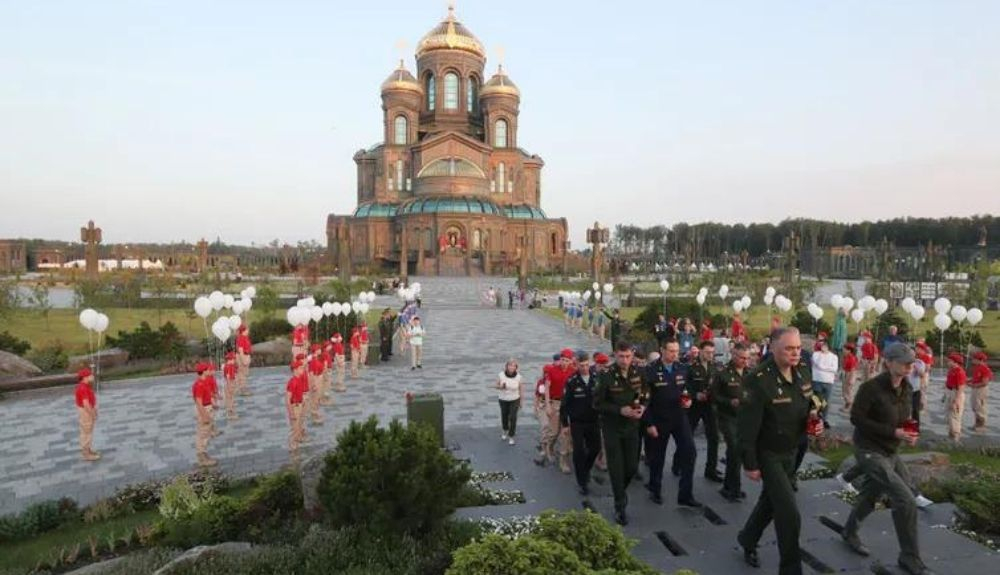 Soldados reunidos en un acto celebrado frente a la catedral para conmemorar el 80º aniversario de la invasión alemana de la Unión Soviética en la Segunda Guerra Mundial. Soldados reunidos en un acto celebrado frente a la catedral para conmemorar el 80º aniversario de la invasión alemana de la Unión Soviética en la Segunda Guerra Mundial.