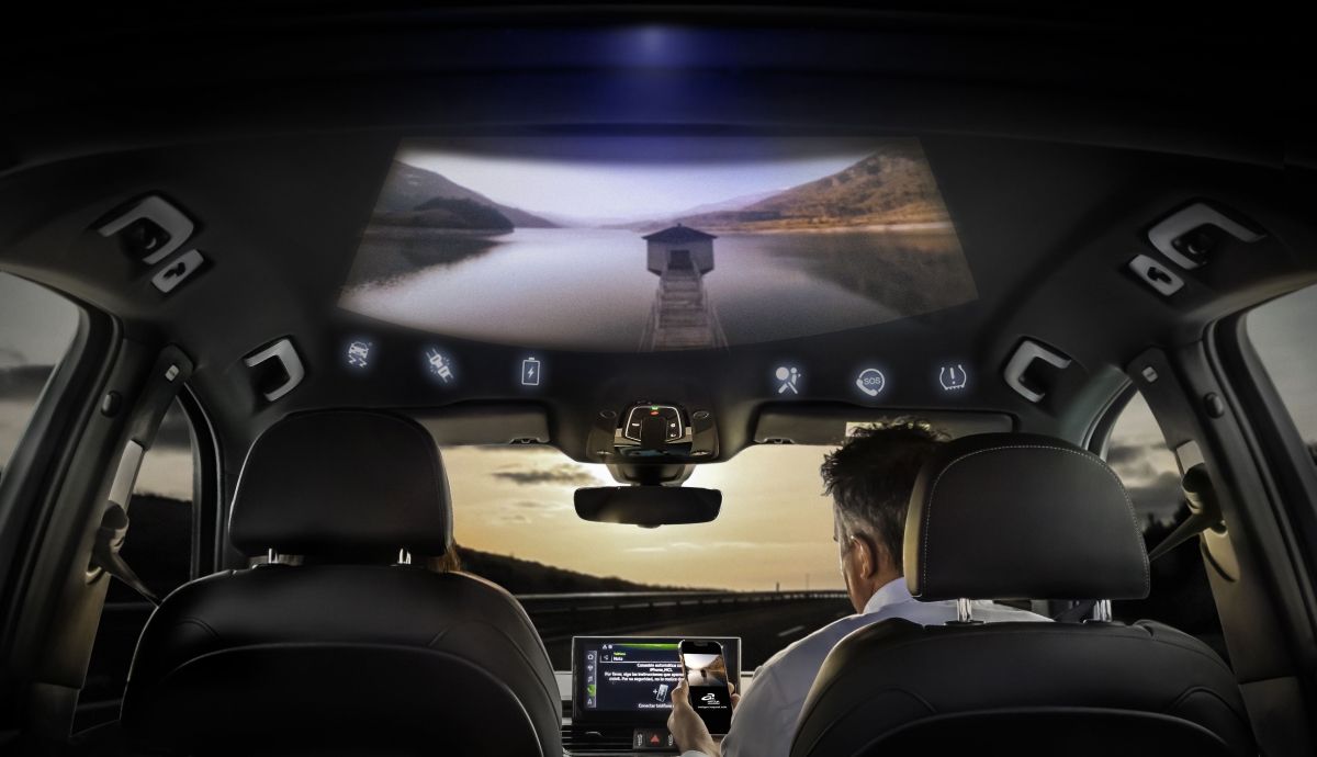 Así es la gran pantalla de cine en el coche que preparan Grupo Antolin y Osram