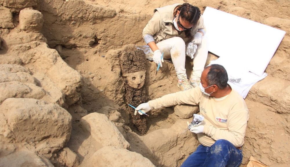 El carbono 14 se usa en arqueología para datar los descubrimientos. El carbono 14 se usa en arqueología para datar los descubrimientos.