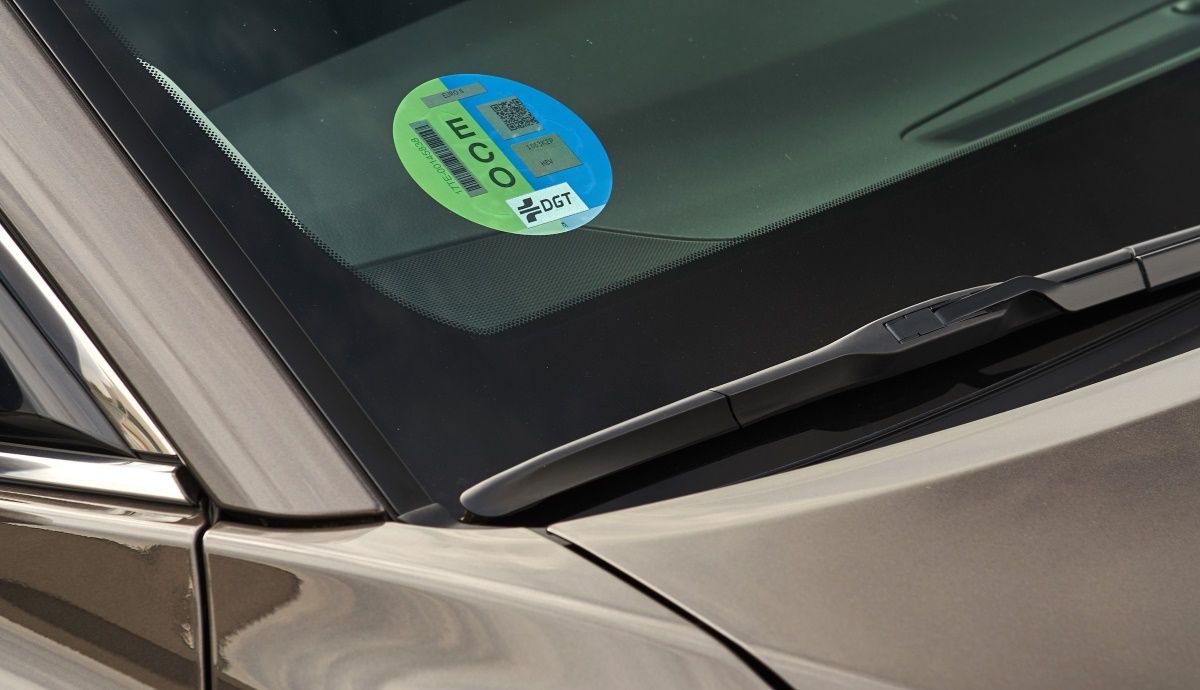 La DGT revisará las etiquetas de los coches, con catalogaciones quizá variables por ocupación