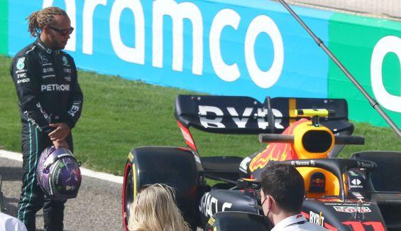 Lewis Hamilton no se perdió detalle del Red Bull en el momento de las fotos de grupo Lewis Hamilton no se perdió detalle del Red Bull en el momento de las fotos de grupo