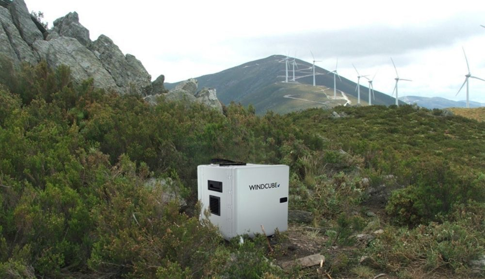 El cubo de viento Leosphere mide las condiciones del viento. El cubo de viento Leosphere mide las condiciones del viento.