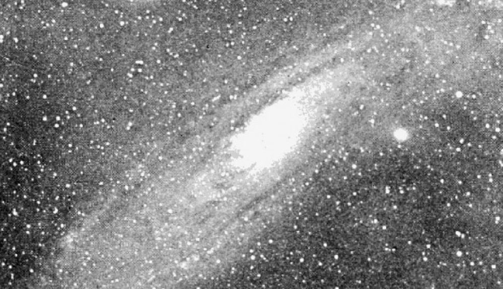 Una fotografía de la Gran Nebulosa de Andrómeda, ahora conocida como la galaxia de Andrómeda, tomada a fines del siglo XIX. Una fotografía de la Gran Nebulosa de Andrómeda, ahora conocida como la galaxia de Andrómeda, tomada a fines del siglo XIX.