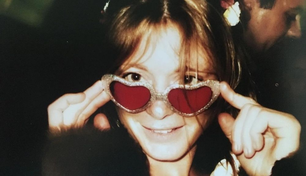 Tiffanie Darke recuerda los años 90 por su alegría hedonista y amorosa y su sentido de inclusión. Tiffanie Darke recuerda los años 90 por su alegría hedonista y amorosa y su sentido de inclusión.