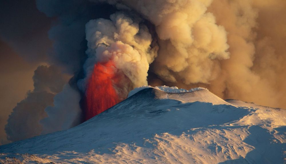 Erupción del Etna nevado.