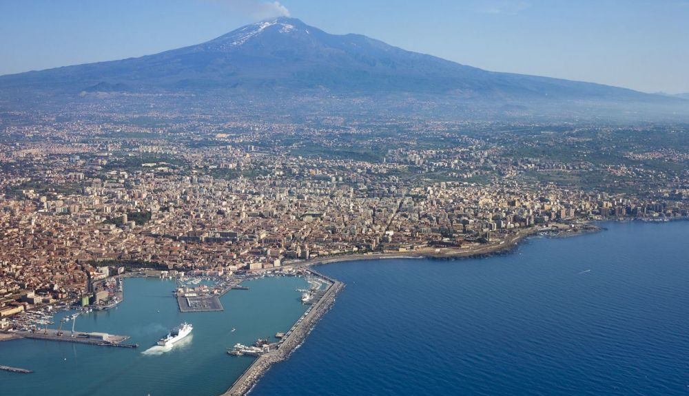 La ciudad de Catania, y el volcán al fondo.