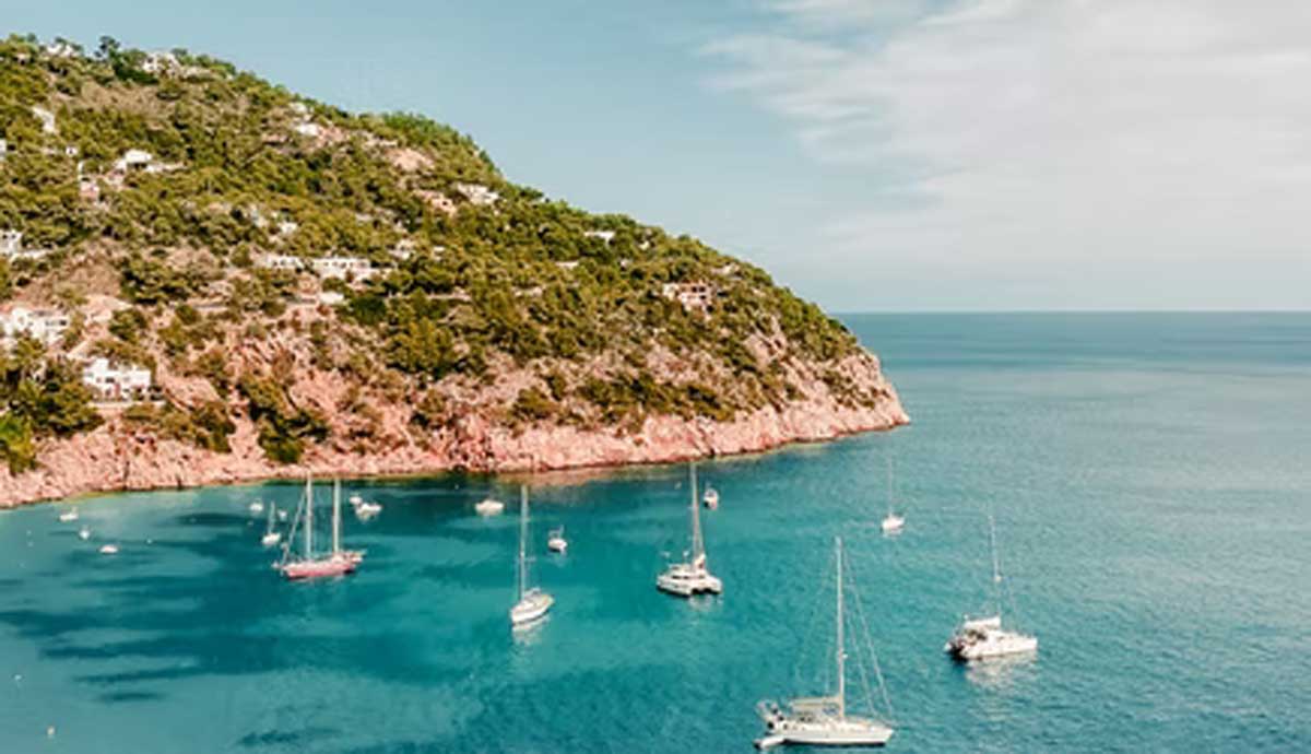 Navegando por las Islas Baleares: navegando en el entorno de la isla de Ibiza