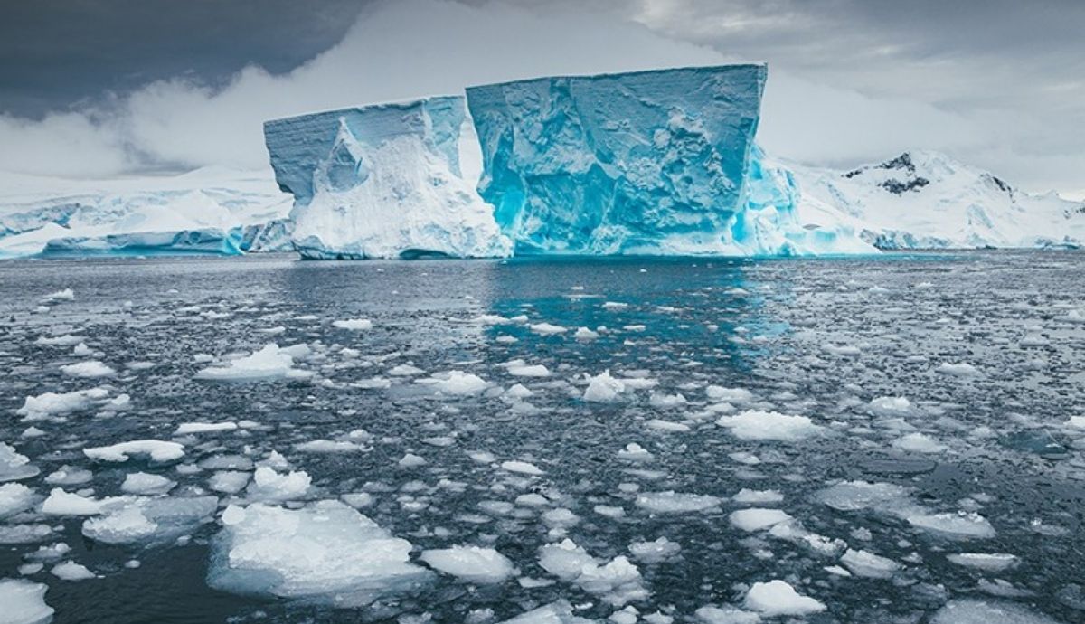Sin barreras terrestres, el hielo marino antártico puede moverse más libremente, bajo la dirección del viento y las olas del océano.