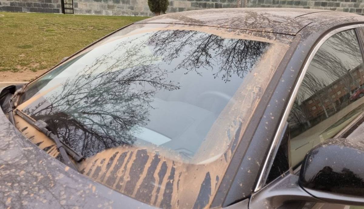 Las multas que te pone la DGT por llevar el coche sucio y a qué afecta más la lluvia de polvo y de barro