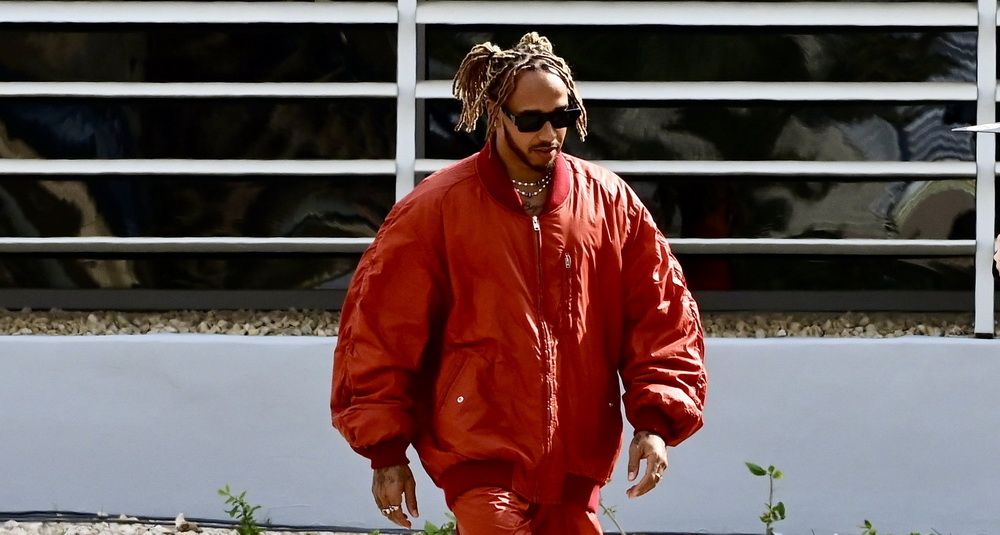 Lewis Hamilton ha llegado con este colorido conjunto hoy jueves al circuito de Baréin