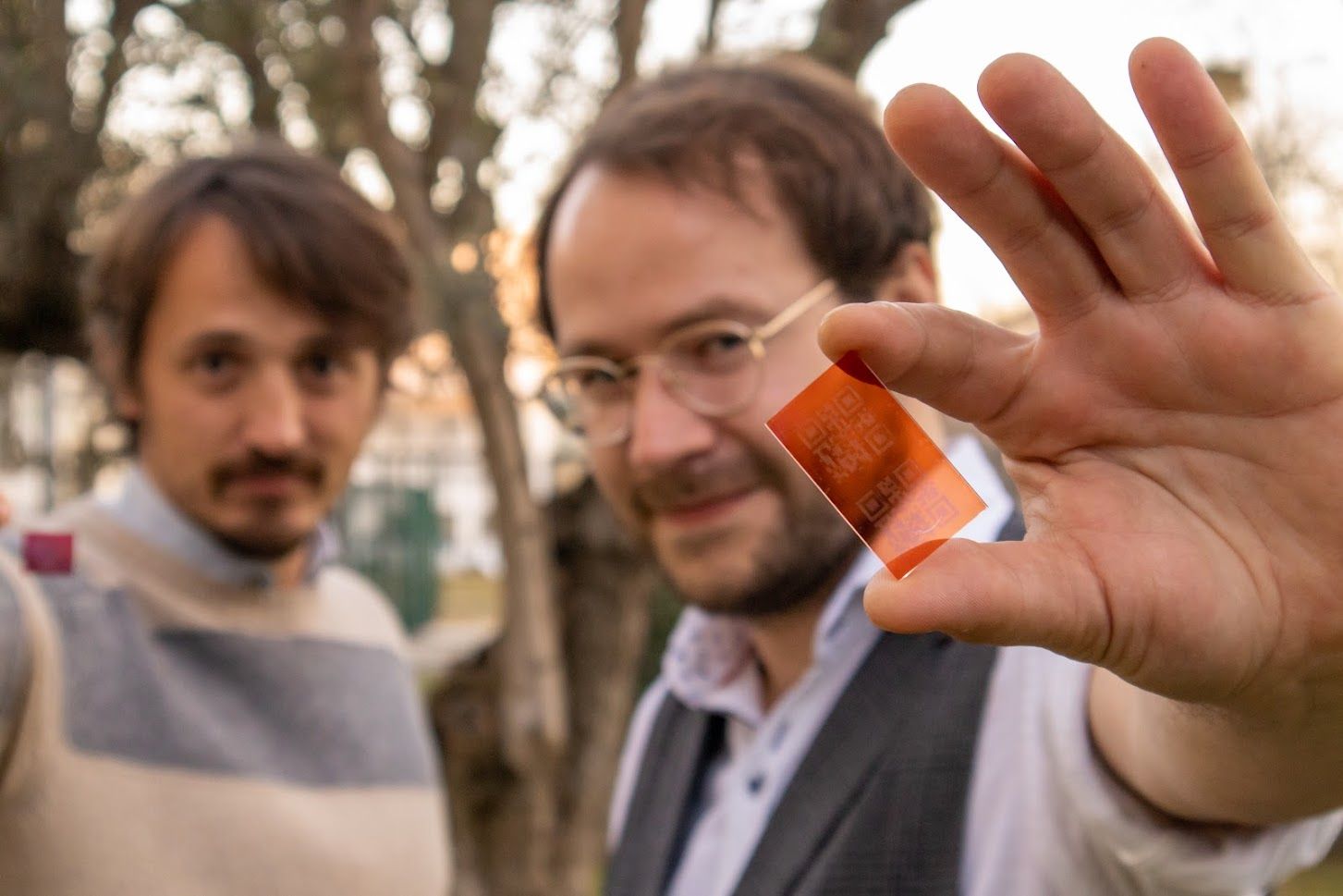 Los fundadores de Molecular Gate muestran la tecnología que evitará la falsificación de productos farmacéuticos.