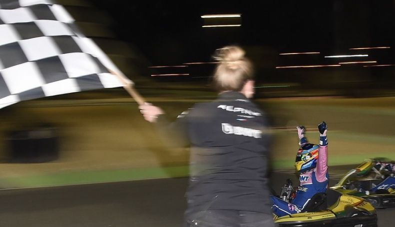 Fernando Alonso ganó la carrera de kart en Baréin Fernando Alonso ganó la carrera de kart en Baréin