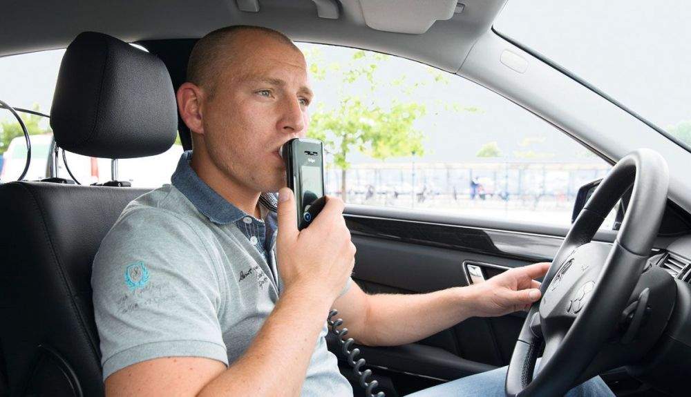 Estos son los conductores que pronto se verán obligados a usar un alcoholímetro para arracar sus vehículos. Foto: Dräger
