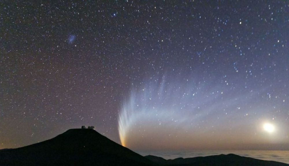 Algunos cometas atraviesan el sistema solar regularmente, otros solo una vez cada pocos siglos. Algunos cometas atraviesan el sistema solar regularmente, otros solo una vez cada pocos siglos.