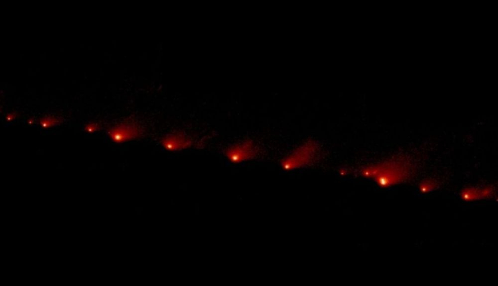 Fragmentos dispersos del cometa Shoemaker Levy 9 fueron capturados el 17 de mayo de 1994 por el telescopio espacial Hubble. Fragmentos dispersos del cometa Shoemaker Levy 9 fueron capturados el 17 de mayo de 1994 por el telescopio espacial Hubble.