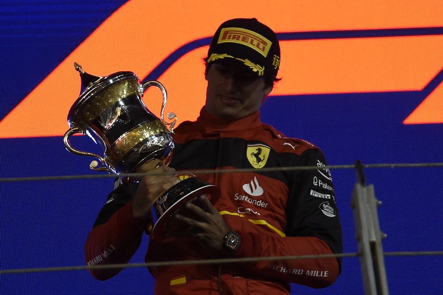 Carlos Sainz (Ferrari) en el podio con su copa de segunda clasificado