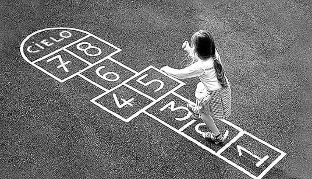 El título de Rayuela hace referencia al entretenimiento infantil.