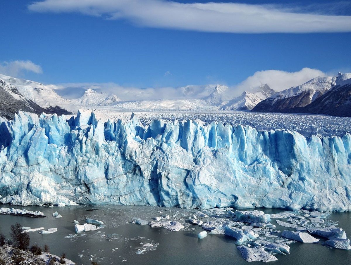 Los tripulantes de una embarcación captaron el momento exacto en el que se produjo un impresionante derrumbe de las enormes paredes del Perito Moreno.