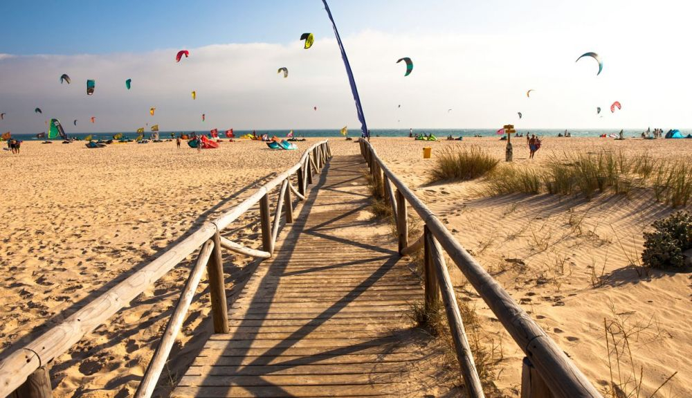 El litoral de Cádiz es la cuna española del kitesurf y windsurf. El litoral de Cádiz es la cuna española del kitesurf y windsurf.
