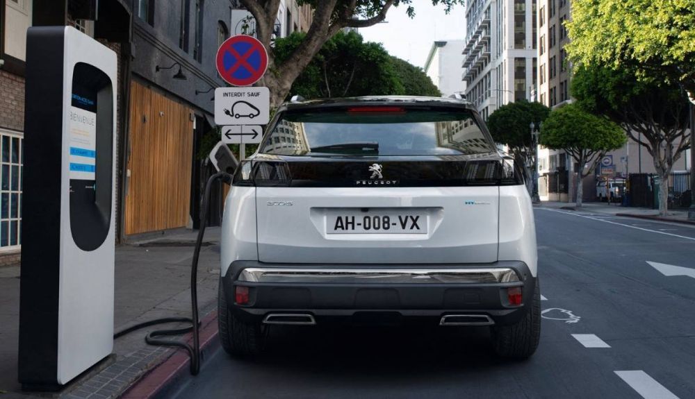 el peugeot 3008 hybrid en un punto de carga 1 1000x575