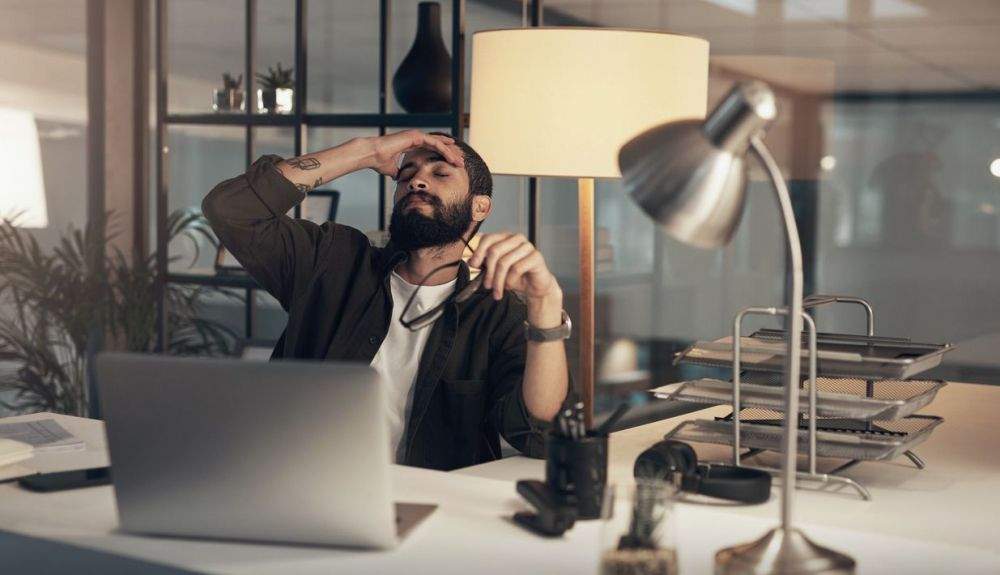 Comenzar la jornada laboral deseando que termine y pase rápido es un síntoma del estrés laboral.