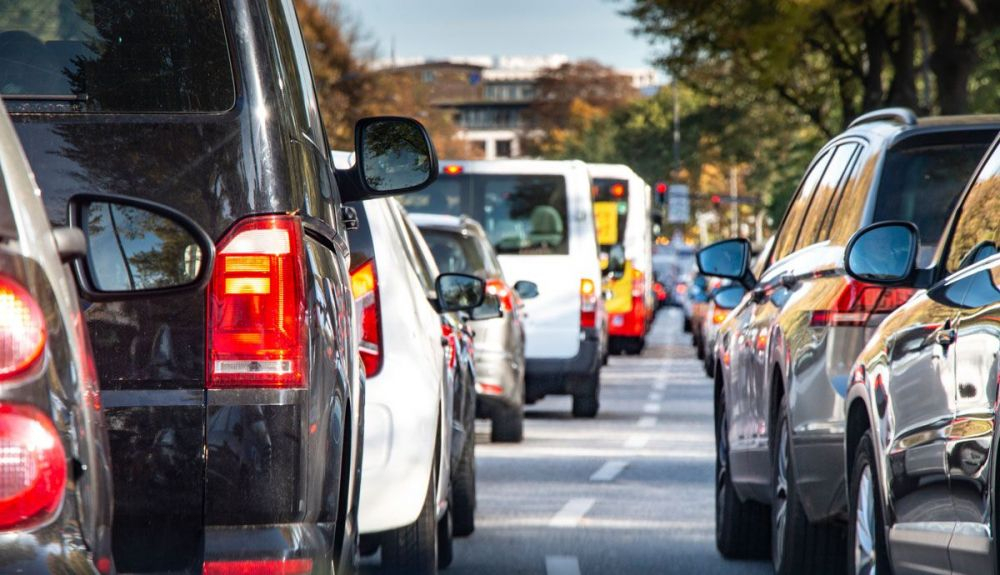 Analizamos lo que dice el Reglamento de Circulación sobre el uso de las luces de emergencia para advertir de atascos. Foto iStock. Analizamos lo que dice el Reglamento de Circulación sobre el uso de las luces de emergencia para advertir de atascos. Foto iStock.