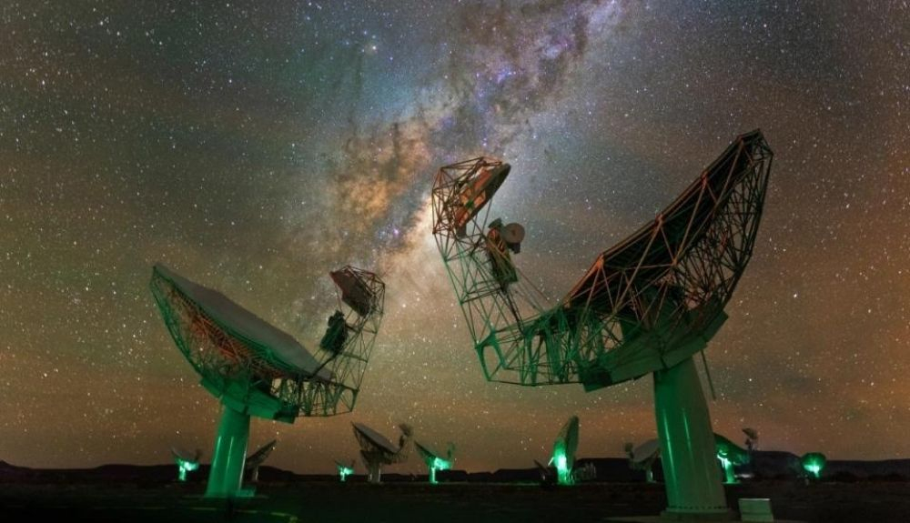 Platos del radiotelescopio MeerKAT, bajo un cielo lleno de estrellas en Karoo, Sudáfrica. Platos del radiotelescopio MeerKAT, bajo un cielo lleno de estrellas en Karoo, Sudáfrica.