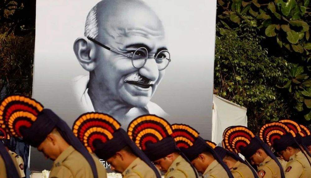 Los críticos creen que se intenta manipular la imagen de Gandhi.