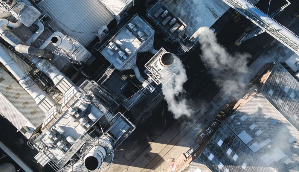 La pérdida de empleo afectaría particularmente a los trabajadores en sectores intensivos en combustibles fósiles o emisiones. La pérdida de empleo afectaría particularmente a los trabajadores en sectores intensivos en combustibles fósiles o emisiones.