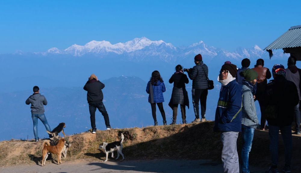 Turistas disfrutando de la vista de Kanchenjunga, desde Tinchuley cerca de Darjeeling.